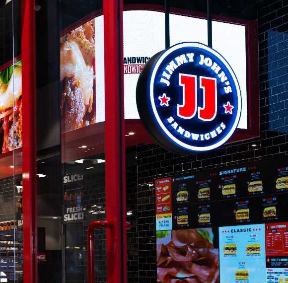 스캇 보트라이트(오른쪽) 치폴레 멕시칸 그릴 CEO와 허희수 SPC그룹 부사장이 한국 및 싱가포르의 치폴레 사업 운영을 위한 합작법인 설립 계약서에 서명하고 있다. [사진=SPC]