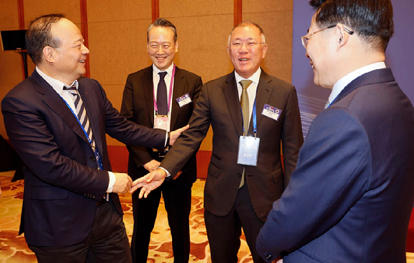 정의선 현대차그룹 회장이 기아 인도 아난타푸르공장 임직원들과 함께 생산 라인을 점검하고 있다. [사진=현대자동차그룹]