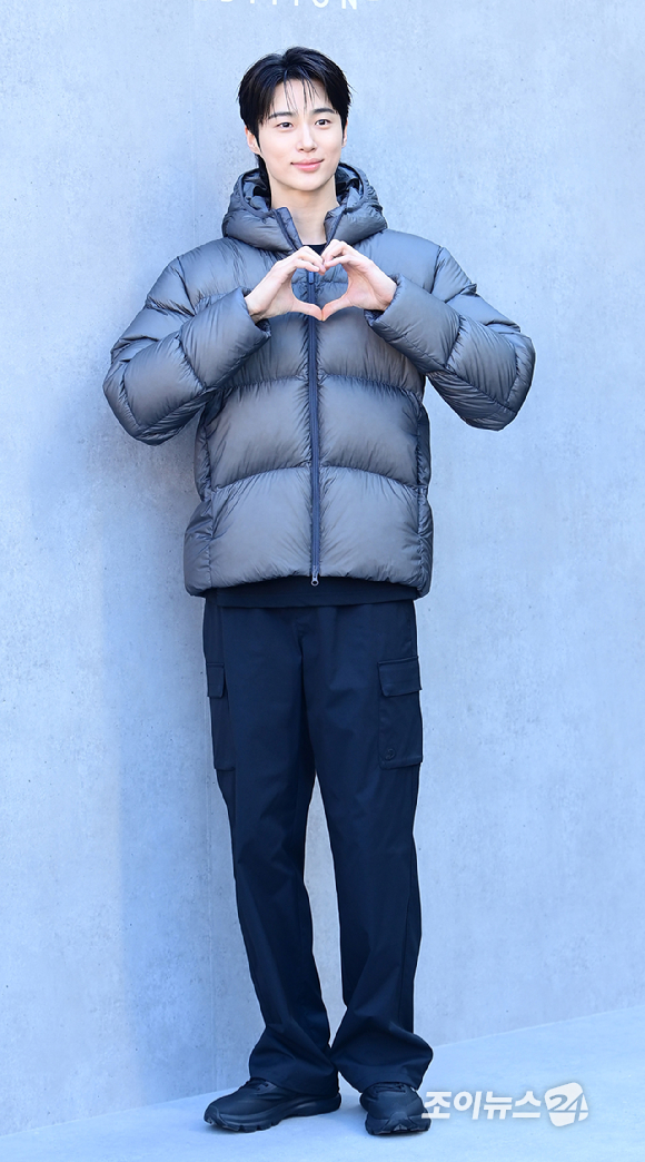 배우 변우석이 23일 오후 서울 성동구 코사이어티 서울숲에서 진행된 DISCOVERY WINTER BASE CAMP 포토콜 행사에 참석하고 있다. [사진=정소희 기자]