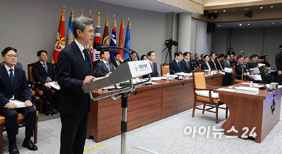 강신철 국방부 장관이 7일 서울 용산구 국방부에서 열린 국회 국방위원회의 국방부에 대한 국정감사에서 업무보고를 하고 있다. [사진=국회사진기자단 ]