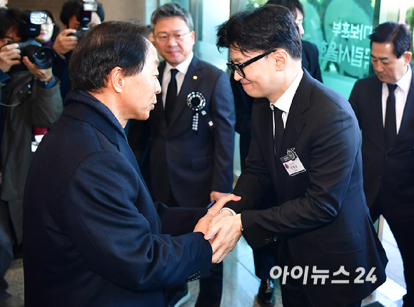 김현철 김영삼대통령기념재단 이사장과 한동훈 국민의힘 대표가 22일 오전 서울 동작구 국립서울현충원에서 열린 고(故) 김영삼 전 대통령 9주기 추모식에서 인사를 하고 있다. [사진=곽영래 기자]