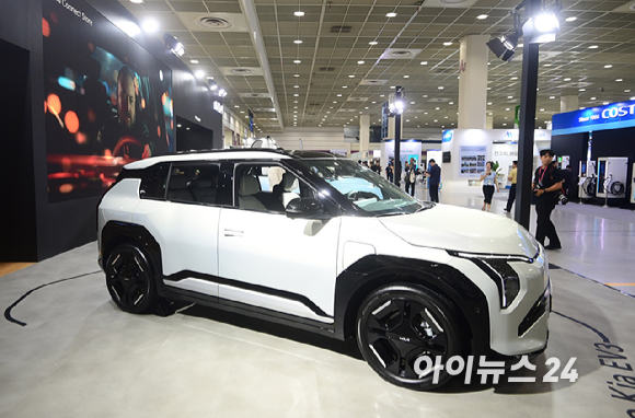 전기차, 전기 이륜차, 전기식 건설기계 등 친환경 이동수단의 미래를 한눈에 볼 수 있는 'EV 트렌드 코리아 2026'이 25일 서울 강남구 코엑스에서 열렸다. 기아 부스에서 이달 출시된 PV5 패신저 7인승(2-2-3)이 전시되고 있다. [사진=정소희 기자]