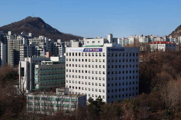 서울교육청이 관내 초등학생들의 학교생활 적응을 돕기 위해 올해 공립 초등학교 21곳에 기간제 상담교사를 추가 배치한다고 밝혔다. 사진은 서울교육청 청사 전경. [사진=서울교육청]