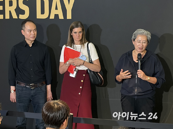 리사 수 AMD 회장 겸 최고경영자(CEO)가 7일 서울 용산구 서울드래곤시티에서 열린 'AMD 게이머 데이'에서 참석자의 의상에 사인하고 있다. [사진=권서아 기자]