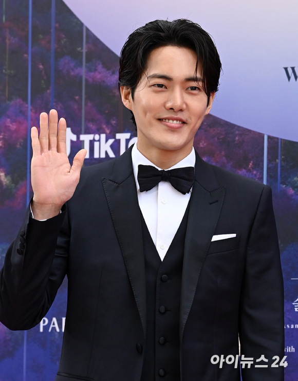 배우 송혜교(왼쪽 위부터 시계방향으로), 박성훈, 김히어라, 김건우, 임지연이 28일 오후 인천 파라다이스시티에서 열린 제59회 백상예술대상 레드카펫에서 포즈를 취하고 있다. [사진=김성진 기자]