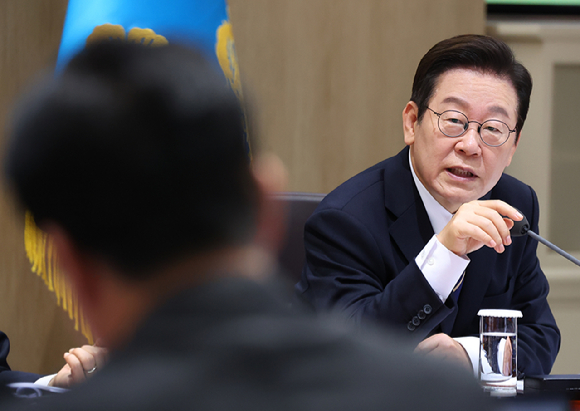 서울의 한 대형마트를 찾은 시민들이 장을 보고 있다. [사진=연합뉴스]