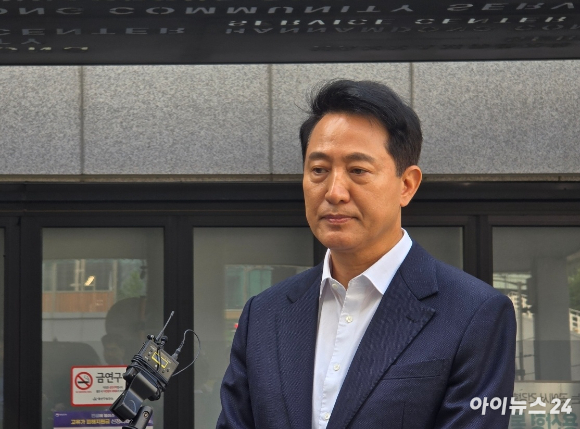 제9회 전국동시지방선거 사전투표 첫날인 29일 오전 서울 용산구 한남동주민센터에 마련된 사전투표소에서 오세훈 국민의힘 서울시장 후보와 부인 송현옥 씨가 투표하고 있다. [사진=정소희 기자]
