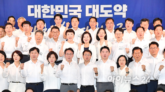 한병도 더불어민주당 대표 직무대행 겸 원내대표, 한성숙 국무총리 등 참석자들이 3일 서울 용산 서울드래곤시티호텔에서 열린 더불어민주당 후반기 국회 대비 국회의원 워크숍에서 기념촬영을 하고 있다. [사진=곽영래 기자]