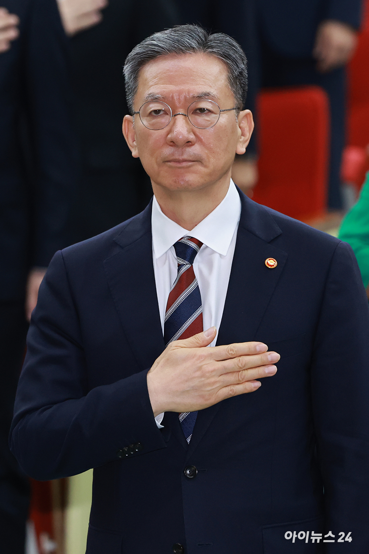 정성호 법무부 장관이 지난 1일 정부과천청사 법무부에서 열린 신임 검사 임관식에 참석해 국기에 경례하고 있다. 2025.8.1 [사진=연합뉴스]