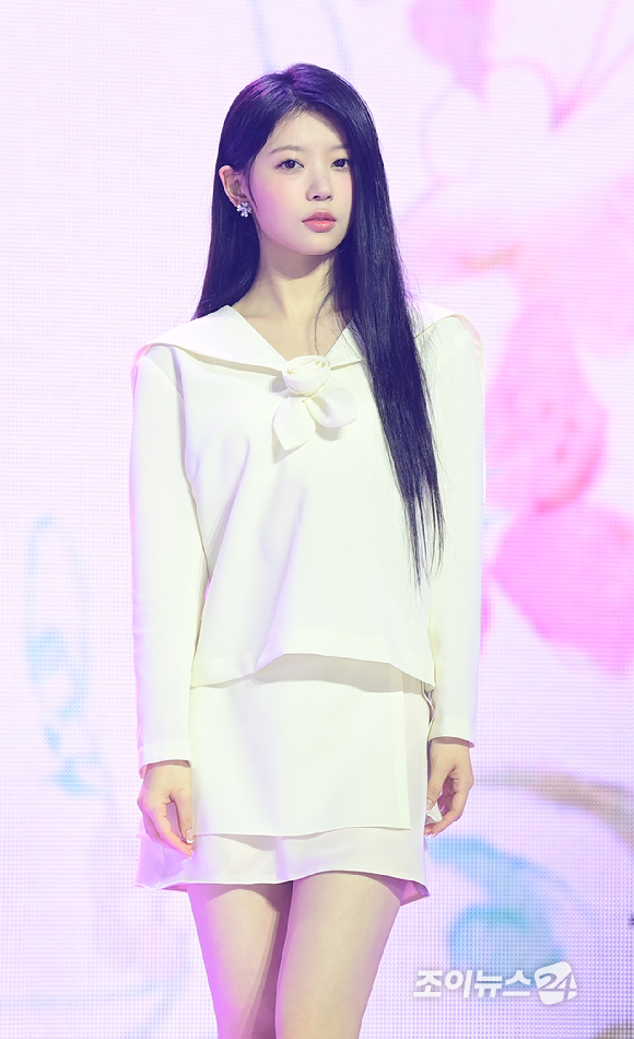 그룹 아일릿 모카가 25일 서울 용산구 블루스퀘어 마스터카드홀에서 열린 아일릿(ILLIT) 미니 1집 'SUPER REAL ME' 발매 기념 데뷔 쇼케이스에 참석하고 있다. [사진=정소희 기자]