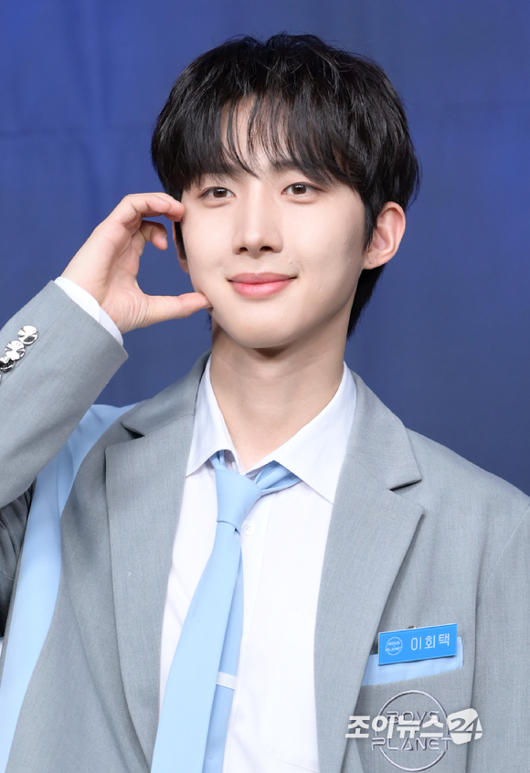 29일 오후 서울 마포구 상암동 CJ사옥에서 열린 MNET '보이즈 플래닛' 28인 생존자 신고식에 연습생 이회택이 포토타임을 갖고 있다. [사진=정소희 기자]