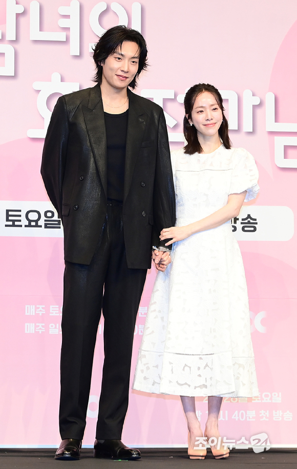 배우 이기택과 한지민이 26일 오후 서울 신도림 더 링크호텔 서울에서 열린 JTBC 새 토일드라마 '미혼남녀의 효율적 만남' 제작발표회에 참석하고 있다. [사진=정소희 기자]