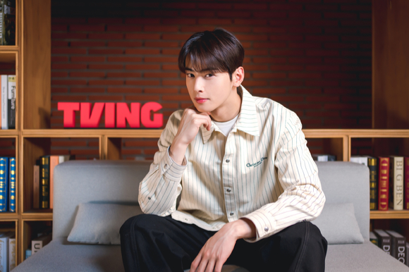 배우 겸 가수 차은우가 티빙 오리지널 시리즈 '아일랜드' 파트2 공개에 앞서 진행된 인터뷰에서 포즈를 취하고 있다. [사진=티빙]