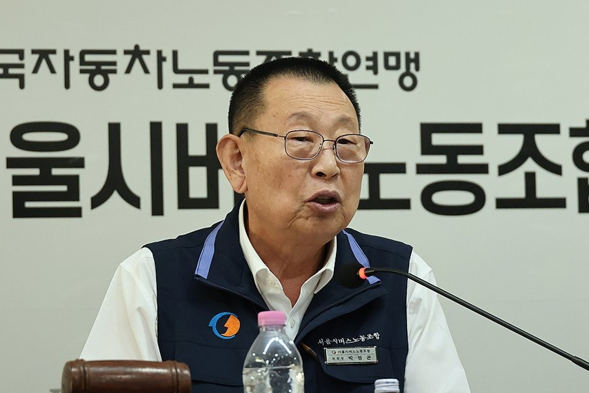 서울시버스노동조합 박점곤 위원장이 지난 3일 서울 용산구 서울시버스노동조합에서 열린 지부위원장회의에서 모두발언을 하고 있다. 서울시내버스노조는 이날 회의에서 서울지방노동위원회 조정이 성립되지 않을 경우 오는 16일 첫차부터 전면 파업에 돌입하기로 결의했다고 밝혔다. [사진=연합뉴스]