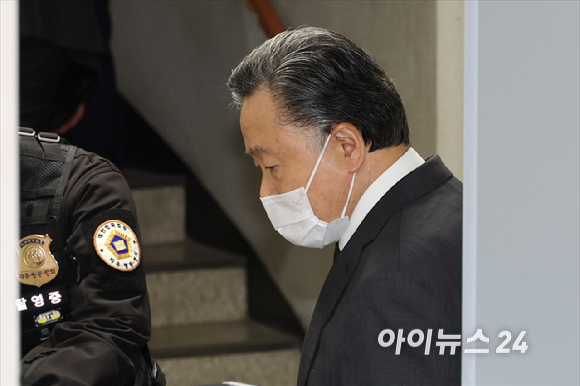 허영인 상미당홀딩스 회장이 29일 오전 서울 서초구 서울중앙지방법원에서 열린 '노동조합 및 노동관계조정법 위반 등 혐의' 공판에 출석하고 있다. [사진=곽영래 기자]