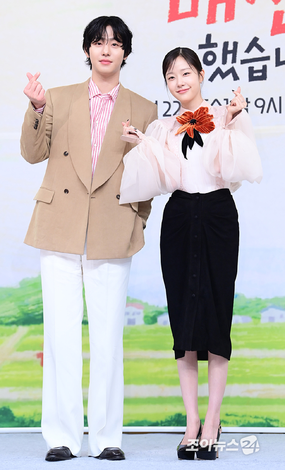 배우 안효섭과 채원빈이 15일 오후 서울 목동 SBS에서 열린 SBS 새 수목드라마 '오늘도 매진했습니다' 제작발표회에 참석하고 있다. [사진=정소희 기자]