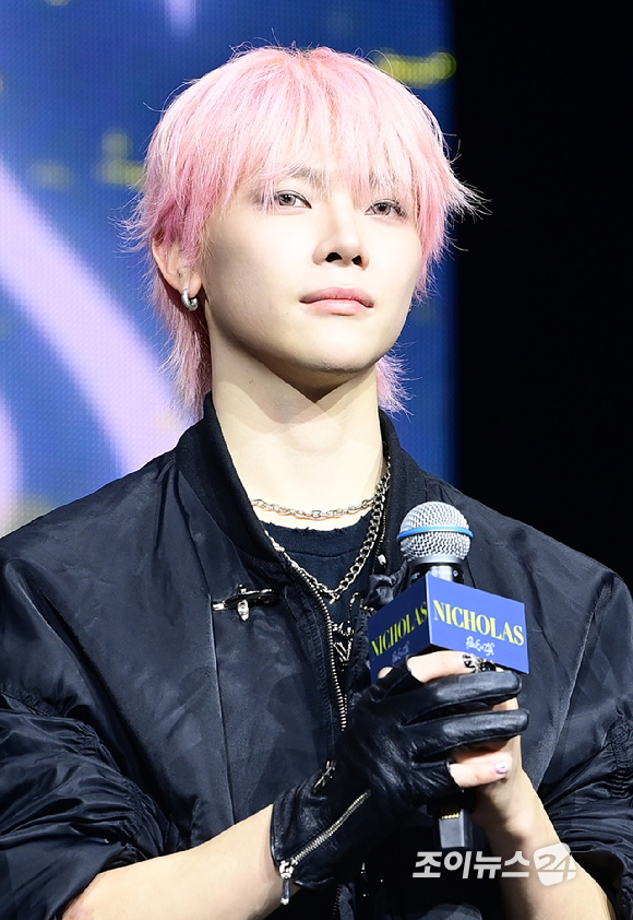 그룹 앤팀 니콜라스가 28일 오후 서울 용산구 한남동 블루스퀘어에서 열린 &TEAM(앤팀) 한국 데뷔 앨범 미니 1집 'Back to Life'(백 투 라이프)발매 기념 쇼케이스에 참석하고 있다. [사진=정소희 기자]