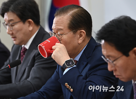 권영세 국민의힘 비상대책위원장와 권성동 원내대표가 27일 서울 여의도 국회에서 열린 비상대책위원회의에서 머그컵을 이용해 물을 마시고 있다. [사진=곽영래 기자]