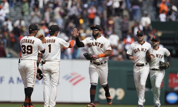 MLB 샌프란시스코 자이언츠 선수들이 14일(한국시간) 열린 샌디에이고 파드리스와 홈 경기에서 2-1로 승리를 확정지은 뒤 기쁨을 나누고 있다. 샌디에이고에서 뛰고 있는 김하성은 이날 경기에 출전하지 않았다. [사진=뉴시스]