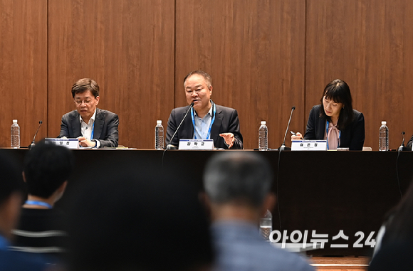 '제5회 아이뉴스24 금융정책포럼'이 '새 정부의 금융정책 방향을 묻는다'를 주제로 19일 서울 중구 은행회관 국제회의실에서 열렸다. 패널토론에서 김학균 신영증권 리서치센터장이 발언하고 있다. [사진=곽영래 기자]