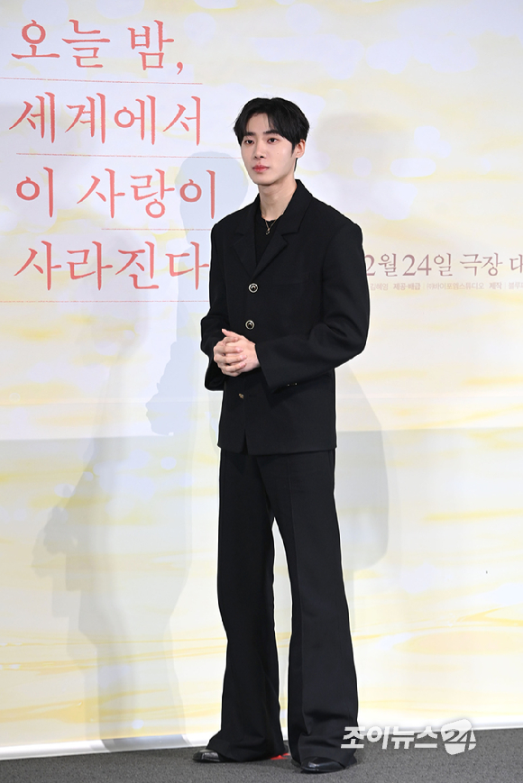 배우 추영우가 22일 오후 서울 용산구 CGV용산아이파크몰점에서 열린 영화 '오늘 밤, 세계에서 이 사랑이 사라진다 해도'(감독 김혜영) 언론시사회에 참석해 포즈를 취하고 있다. [사진=문수지 기자]