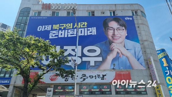 18일 부산 북구 구포시장에서 시민들이 정기 장날을 맞아 물건을 둘러보고 있다. [사진=유범열 기자]