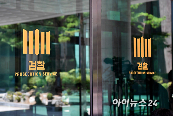 구속 수감된 윤석열 전 대통령이 내란특검에 불출석한 11일 내란특검팀이 근무 중인 서울 서초구 서울고등검찰청 앞에 취재진들이 대기하고 있다. [사진=곽영래 기자]