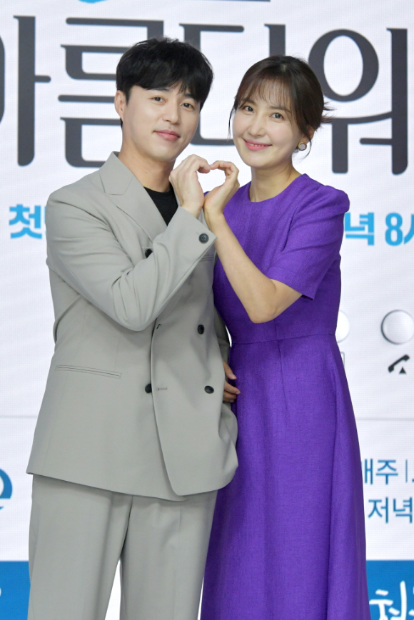 배우 오민석, 신동미, 윤시윤, 배다빈, 서범준, 최예빈이 1일 온라인으로 진행된 KBS 2TV 새 주말드라마 '현재는 아름다워' 제작발표회에 참석해 포즈를 취하고 있다. [사진=KBS]