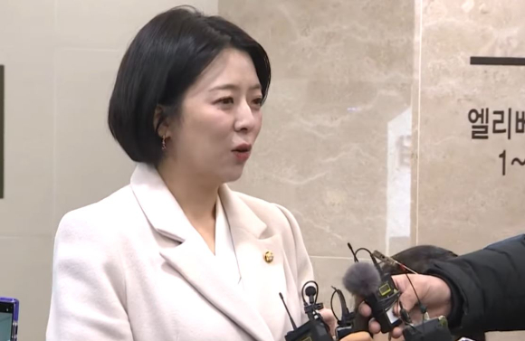 배현진 국민의힘 의원이 최근 별세한 '국민배우' 안성기의 빈소를 찾았다가 복장과 태도 등으로 논란에 휘말렸다. 사진은 고인의 빈소를 찾은 배 의원. [사진=채널A 유튜브 캡처]