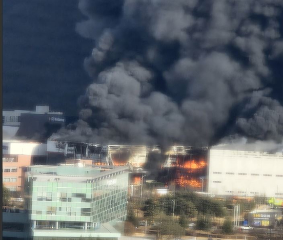 충북 음성군 한 제조공장에서 화재가 발생해 산불로 확산했다. 사진은 화재 현장. [사진=독자 제공, 연합뉴스]