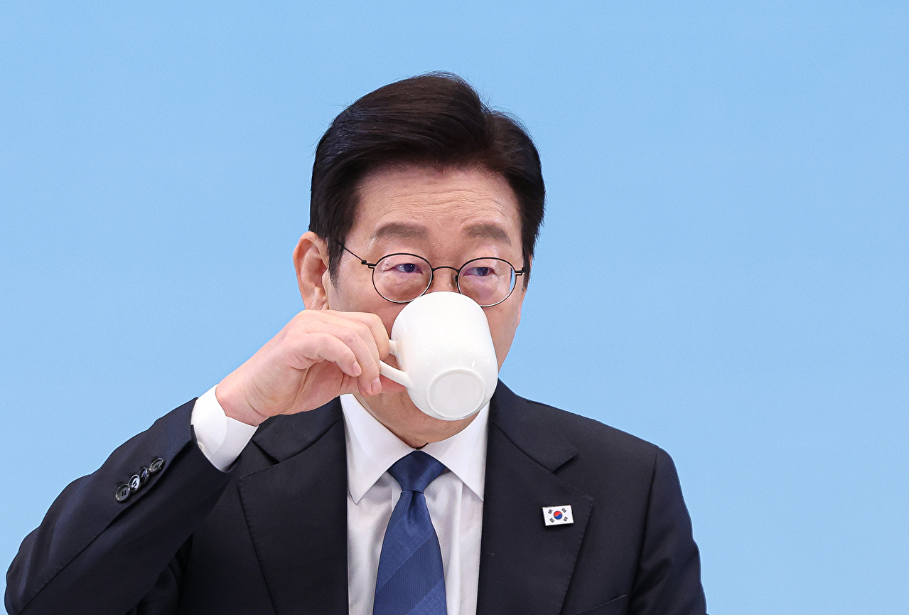 이재명 대통령이 5일 청와대에서 열린 미래 과학자와의 대화 '도전하는 과학자, 도약하는 대한민국'에서 물을 마시며 참석자 발언을 듣고 있다. 2026.2.5 [청와대통신사진기자단] [사진=연합뉴스]