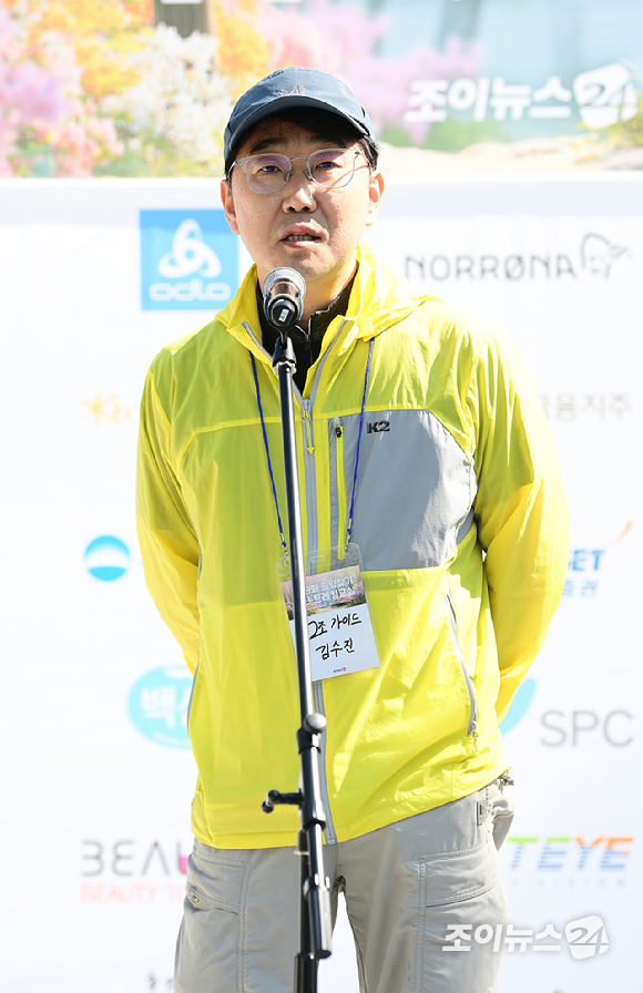 김수진 (사)고대산악회 회장이 25일 서울 강북구 우이동 만남의 광장에서 열린 산악인 오은선 대장과 함께하는 '제13회 희망찾기 등산&middot;트레킹 교실' 개막식에서 축사를 하고 있다. [사진=정소희 기자]