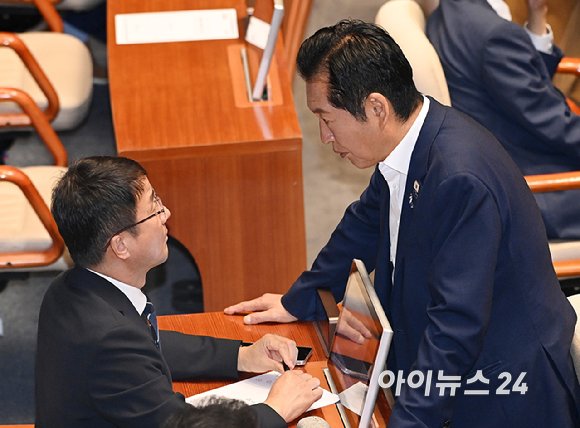 더불어민주당 정청래 전 당대표가 21일 서울 여의도 국회에서 열린 본회의에서 한병도 당대표 직무대행 겸 원내대표와 대화를 하고 있다. [사진=곽영래 기자]