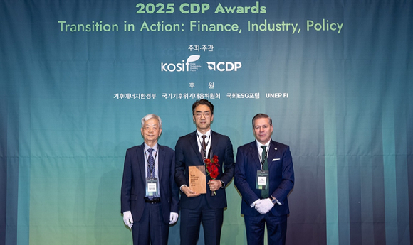 장지인 CDP 한국위원회 위원장, 배수민 KT&G 지속경영본부장, 호세 오르도네스 CDP Global APAC 총괄대표가 10일 여의도 글래드 호텔에서 열린 'CDP Korea Awards'에서 기념촬영을 하고 있다. [사진=KT&G 제공]