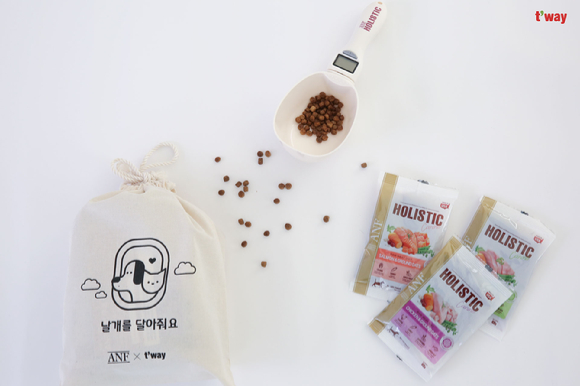 티웨이항공이 반려동물과 동반 승객에게 트래블키트를 증정하는 이벤트를 선보인다. [사진=티웨이항공]