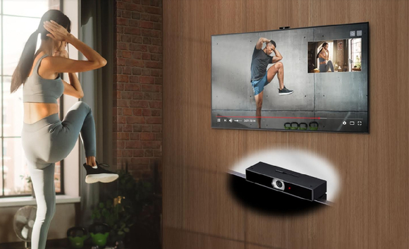 고객들이 LG TV 전용 카메라 'LG 스마트 캠'을 통해 홈트레이닝 코칭 영상과 본인 동작을 비교하며 운동하거나, TV로 편리하게 화상 회의를 진행하는 등 맞춤형 고객경험을 즐기고 있다. [사진=LG전자 ]