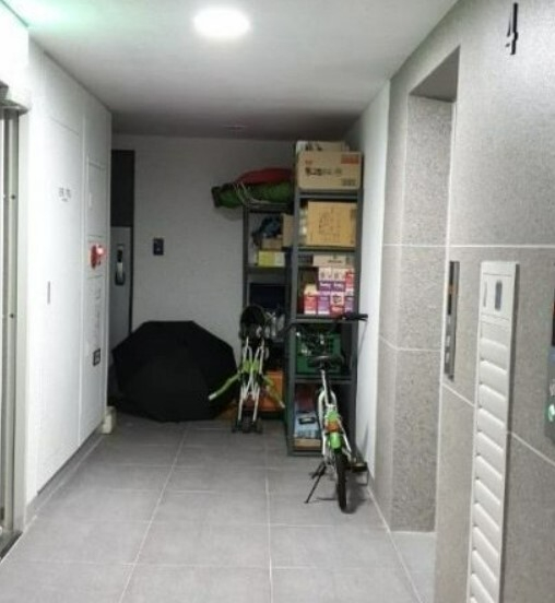 아파트 공용 복도에 진열대가 설치되어 있다 [사진=온라인 커뮤니티]