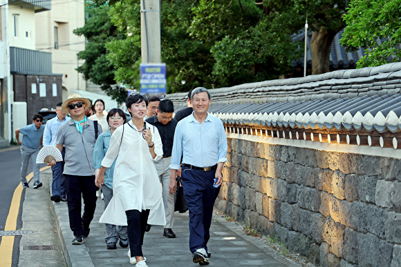 김완근 제주시장이 성안올레를 살펴보고 있다. [사진=제주시]