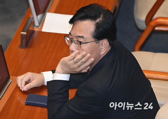 송언석 국민의힘 의원이 19일 서울 여의도 국회에서 열린 본회의에서 생각에 잠겨 있다. [사진=곽영래 기자]