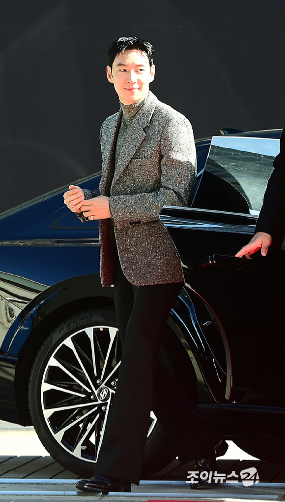 배우 이제훈이 18일 오후 서울 양천구 목동 SBS 정문에서 열린 SBS 새 금토드라마 '모범택시3' 레드카펫 포토행사에 참석하고 있다. [사진=정소희 기자]