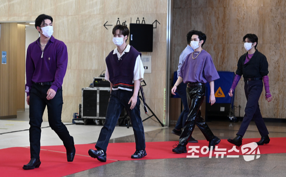 그룹 뉴이스트가 19일 오후 서울 종로구 광화문 세종문화회관에서 열린 '제8회 이데일리 문화대상' 레드카펫에 참석하고 있다.