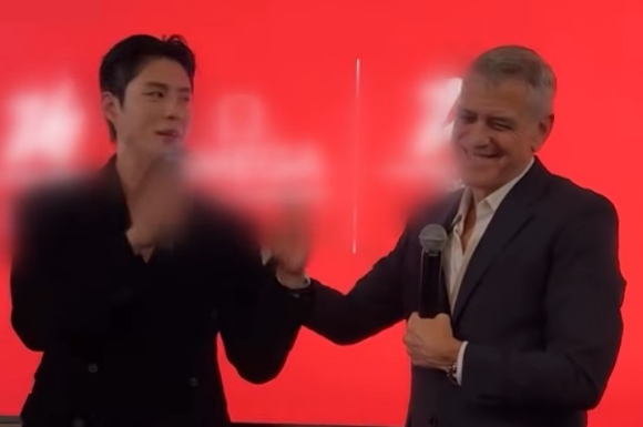 7일(현지시간) 이탈리아 밀라노에서 열린 '오메가 하우스' 개막 행사에 배우 박보검과 조지 클루니가 만났다. [사진=유튜브 캡처]