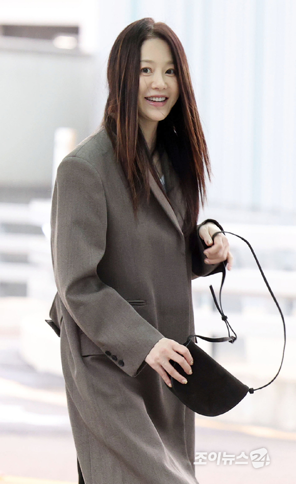 배우 고현정이 COS 2025 FW컬렉션 참석 차 12일 인천국제공항을 통해 미국 뉴욕으로 출국하고 있다. [사진=정소희 기자]