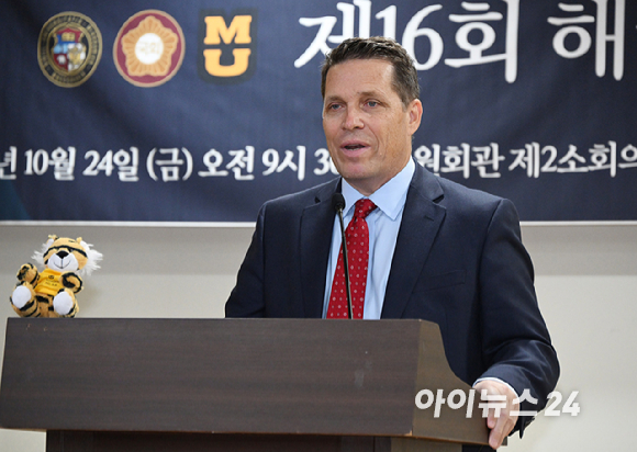 송석준 국민의힘 의원(한미의원연맹 이사)와 정대철 헌정회장, 최문영 미국 미주리대학교 전교 총장, 로드 그레이브 미주리대 이사회 의장, 존 패터슨 미주리주 하원 의장 등이 24일 서울 여의도 국회 의원회관에서 열린 '제16회 해리 트루먼 국제 컨퍼런스'에서 기념 촬영을 하고 있다. 올해로 16번째를 맞은 콘퍼런스는 한국전쟁 당시 미주리주 출신 미국 제33대 대통령 해리 트루먼의 한미 관계와 우호 증진에 기여한 업적을 기리기 위한 국제회의로 한국과 미국 미주리대학에서 2년에 한 번씩 교차로 개최됐다. 국회 한미의원연맹과 미주리대학의 공동개최로 열린 올해 컨퍼런스에서 '변화, 혁신, 미래를 향한 한미 협력'을 주제로 민주주의 발전과 원자력, 인공지능(AI) 등 한미 과학기술 등이 논의됐다. [사진=사진공동취재단]