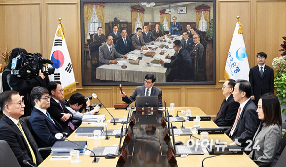 이창용 한국은행 총재가 25일 서울 중구 한국은행 본관에서 열린 금융통화위원회 본회의에 개회를 선언하는 의사봉을 치고 있다. [사진=사진공동취재단]