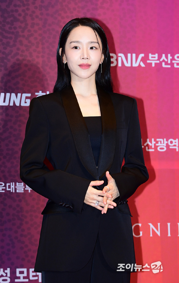 배우 신혜선이 18일 오후 부산광역시 시그니엘 그랜드볼룸에서 열린 제33회 부일영화상에 전년도 수상자로 핸드프린팅 행사에 참석하고 있다. [사진=정소희 기자]