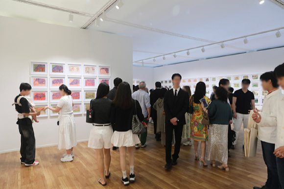 2일 오전 서울 코엑스에서 열린 '프리즈 서울'의 '신세계 라운지'에서 관람객이 폴 콕스의 작품을 둘러보고 있다. [사진=신세계그룹]