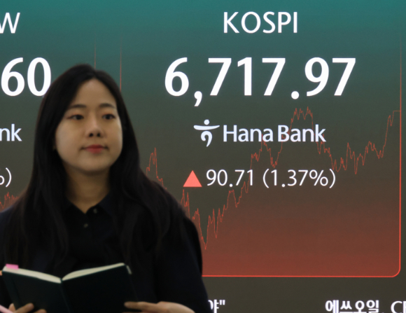 16일 장 마감 후 서울 중구 하나은행 딜링룸 [사진=연합뉴스]