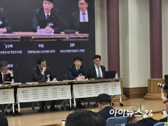 장원준 전북대 방위산업융합과정 교수(가운데)가 21일 서울 여의도 국회 의원회관에서 열린 'AI 시대의 국방획득체계 발전방안 모색' 세미나에서 발언하고 있다. [사진=최란 기자]