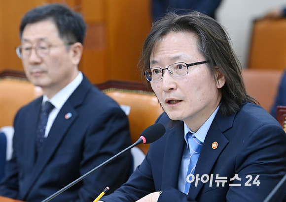 주병기 공정거래위원장이 12일 서울 여의도 국회에서 열린 정무위원회의 공정위 등에 대한 국정감사에서 질의에 답변하고 있다. [사진=곽영래 기자]